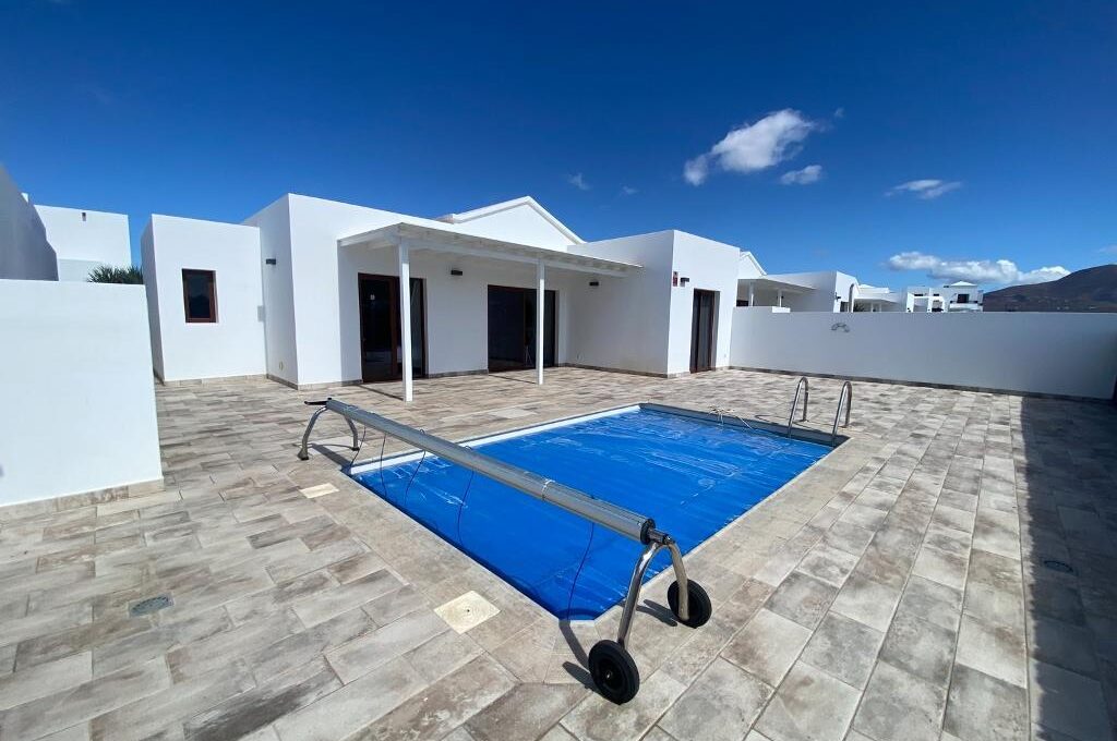 Main Photo of a 3 bedroom  Villa for sale