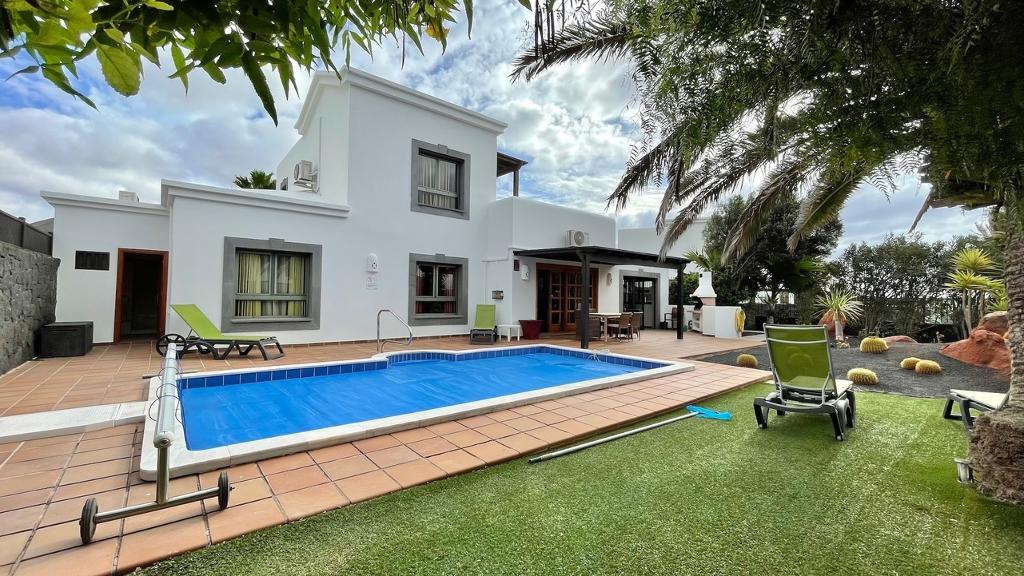 Main Photo of a 3 bedroom  Villa for sale